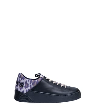 Marca: Levis.
  Genero: Mujer.
  Tipo: Zapatillas.
  Temporada: Otono/Invierno.
  Color: negro.
  Cierre: cordones.
  Codigo del articulo: MULLET S.
  Composicion: 100% piel.