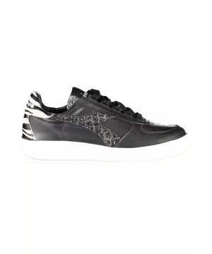 Zapatilla de tela negra.
  Zapatilla deportiva con cordones.
  Detalles en contraste.
  Suela en contraste.
  Logotipo.
  Disenado para mujeres.