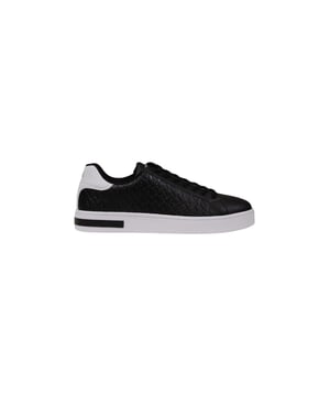 Marca: Armani Exchange.
  Genero: Hombre.
  Tipo: Zapatillas.
  Temporada: Otono/Invierno.
  Color: Negro.
  Patron: Liso.
  Cierre: Cordones.
  Suela: Goma.
  Forro: Cuero.
  Detalles: Deportivo.
  Codigo del articulo: XM000140 AF11916.
  Composicion:.