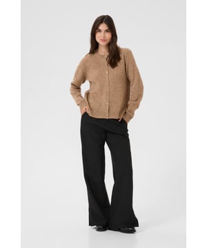 Die Strickjacke punktet mit bequemer Passform, Rundhalsausschnitt und langen Ärmeln. Knopfleiste und Rippbündchen bieten Komfort und vielseitige Tragemöglichkeiten.  Handwäsche, Nicht bleichen, Nicht im Trockner trocknen, Liegend trocken., Kalt bügeln max. 110° C, Professionelle Reinigung.  100% Wolle