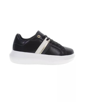 Elegante zapatilla deportiva disenada para mujer.
  Cordones para un ajuste seguro.
  Detalles en contraste para mayor elegancia.
  Logotipo destacado para una declaracion de marca.
  Hecho de material de poliester de alta calidad.
  Duradero y comodo para usar todo el dia.
  La eleccion perfecta para la mujer moderna.