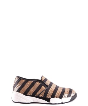 Marca: Pinko.
  Genero: Mujer.
  Tipo: Zapatillas.
  Temporada: Primavera/Verano.
  Color: Negro.
  Patron: Rayas.
  Cierre: Slip.
  on.
  Codigo del articulo: B_29754.
  Composicion: 100% tela.