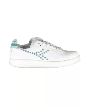 Zapatilla de tela blanca.
  Zapatillas deportivas con cordones.
  Detalles en contraste.
  Logotipo.