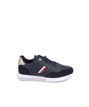 Produkt: Tommy Hilfiger Damen Turnschuhe.
  Modell: FW0FW07584DW6.
  Farbe: BLAU.
  Zusammensetzung: 70% Leder 20% Polyamid 10% Polyurethan.
  Hergestellt in China.