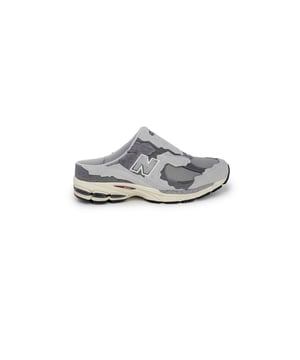 Parte superior de cuero y material sintetico.
  Color gris.
  Suela de goma.
  Zapatillas de deporte para hombre.