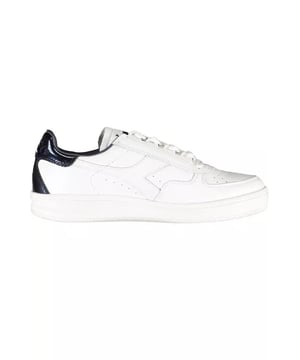 Zapatilla de tela blanca.
  Zapatilla deportiva con cordones.
  Segundo encaje en contraste.
  Detalles en contraste.
  Logotipo.
  Disenado para mujeres.