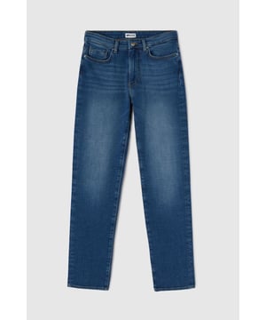 Vaqueros slim de mujer con pernera pitillo y cintura regular, diseñados para ofrecer la máxima elasticidad y un ajuste perfecto. Los lavados arenosos add aportan un toque de carácter que convierte a estos vaqueros en una prenda imprescindible. Con una mezcla de tendencia y versatilidad, cada detalle está pensado para realzar tu estilo diario.