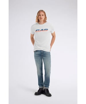 El vaquero slim fit 5 bolsillos Albert Simple para hombre es uno de nuestros bestsellers más apreciados, ya que combina la elegancia de un clásico atemporal con la practicidad. Confeccionado en tejido diagonal elástico de 10,50 OZ, esta pieza esencial está diseñada para quienes buscan un ajuste impecable y un look que destaque. Características principales: Corte: Slim Tejido 10.50 OZ diagonal elástico