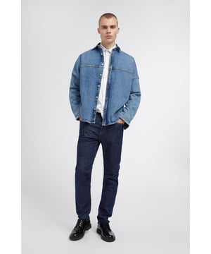 Un imprescindible de Gas Jeans en una nueva versión: el 6º bolsillo insertado en el bolsillo trasero derecho. El modelo Plus presenta un corte entallado y se distingue por un corte limpio que se adapta a varios tipos de cuerpo.