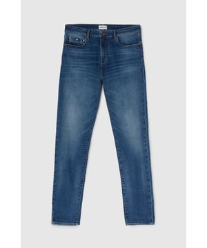 Vaqueros pitillo de 5 bolsillos para hombre, confeccionados con tejido confort de 12,50 OZ para mejorar el ajuste y garantizar al mismo tiempo la máxima comodidad y la conservación de la forma. Gracias al tejido elástico de última generación, estos vaqueros se adaptan perfectamente al cuerpo y son ideales para cualquier temporada con estilo. Extremadamente versátiles, son un imprescindible que se combina sin esfuerzo: póntelos con una camisa para un look elegante o con una camiseta para un aire casual chic. Características principales: Corte: Skinny Tejido Confort elástico 12.50 OZ