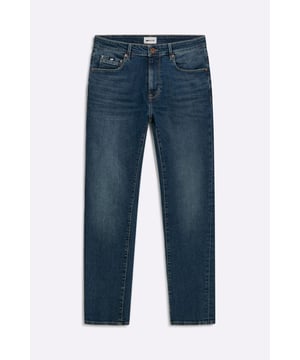 Vaqueros pitillo de 5 bolsillos para hombre, confeccionados con tejido confort de 12,50 OZ para mejorar el ajuste y garantizar al mismo tiempo la máxima comodidad y la conservación de la forma. Gracias al tejido elástico de última generación, estos vaqueros se adaptan perfectamente al cuerpo y son ideales para cualquier temporada con estilo. Extremadamente versátiles, son un imprescindible que se combina sin esfuerzo: póntelos con una camisa para un look elegante o con una camiseta para un aire casual chic. Características principales: Corte: Skinny Tejido Confort elástico 12.50 OZ