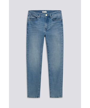 Vaqueros pitillo de talle alto y largo hasta el tobillo para mujer que combinan la máxima comodidad con una refinada feminidad. El diseño se realza con un canesú perfilado y pinzas moldeadoras que proporcionan un efecto push-up distintivo. Disponibles en varios lavados, son un elemento esencial de cualquier armario. Características principales: Corte: Ceñido, cintura alta Detalles: Canesú perfilado, pinzas moldeadoras con efecto push-up
