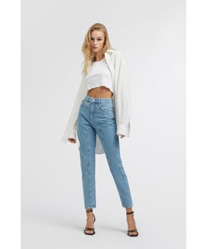 Hochtaillierte Jeans im Mom-Fit mit raffinierten Einsätzen aus demselben Stoff. Dieses unverwechselbare Design sorgt für einen einzigartigen Touch von Stil, perfekt, um Ihrer täglichen Kleidung Eleganz und Persönlichkeit zu verleihen.