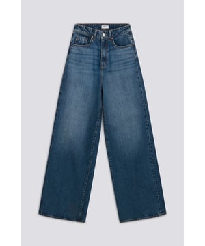 Vaqueros de cinco bolsillos con corte relajado, cintura alta y pernera ancha. Combínalos con una camisa y un blazer oversize para un look chic y sencillo.