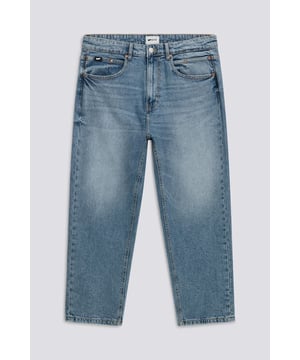 Lässig, cool und super bequem. Diese verkürzte Five-Pocket-Baggy-Hose gehört zu den beliebtesten Trends in der Streetwear. Kombiniere sie mit einem T-Shirt und Sneakers für ein lässiges und trendiges Outfit.