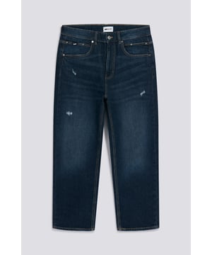 Informales, frescos y supercómodos. Estos pantalones anchos recortados con cinco bolsillos son una de las tendencias más queridas del streetwear. Combínalos con una camiseta y unas deportivas para un conjunto relajado y a la última.