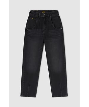 Karottenjeans mit hoher Taille, tiefen Taschen und Abnähern an der Taille und am Saum, die die Passform definieren und verbessern. Dieses raffinierte Design formt die Silhouette und kombiniert Stil und Komfort für einen tadellosen Look bei jeder Gelegenheit.