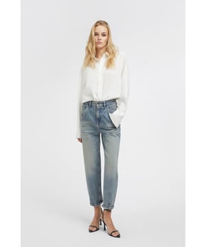 Karottenjeans mit hoher Taille, tiefen Taschen und Abnähern an der Taille und am Saum, die die Passform definieren und verbessern. Dieses raffinierte Design formt die Silhouette und kombiniert Stil und Komfort für einen tadellosen Look bei jeder Gelegenheit.