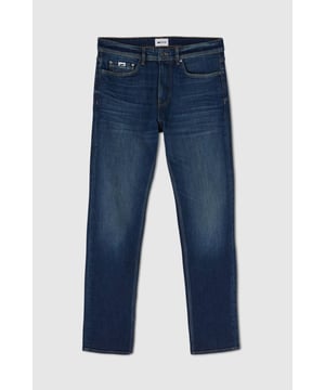 Five-Pocket-Jeans für Herren mit normaler Passform, hohem Bund, geradem Bein und leicht entspanntem Schnitt. Das Modell Morris ist ein zeitloser Klassiker, der sich durch einen minimalistischen, aber stets trendigen Look auszeichnet. Die perfekte Kombination? Kombinieren Sie sie mit einem weißen Hemd für einen lässigen Chic oder für ein komplettes Denim-Outfit.