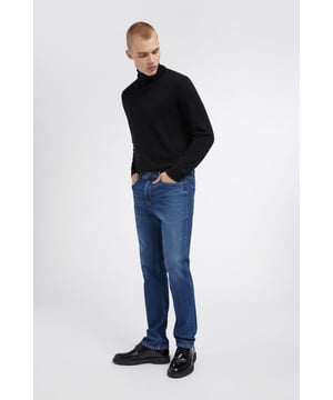 Vaqueros de cinco bolsillos para hombre con corte regular fit, cintura alta, pernera recta y corte ligeramente relajado. El modelo Morris es un clásico atemporal acentuado por un look minimalista pero siempre a la moda. ¿La combinación perfecta? Combínalo con una camisa blanca para un look casual chic, o apuesta por un conjunto total denim.