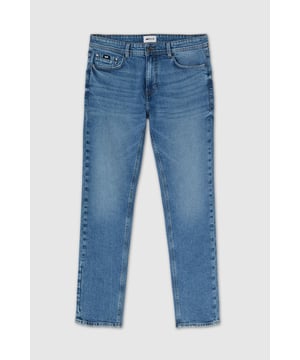 Vaqueros de cinco bolsillos para hombre con corte regular fit, cintura alta, pernera recta y corte ligeramente relajado. El modelo Morris es un clásico atemporal acentuado por un look minimalista pero siempre a la moda. ¿La combinación perfecta? Combínalo con una camisa blanca para un look casual chic, o apuesta por un conjunto total denim.