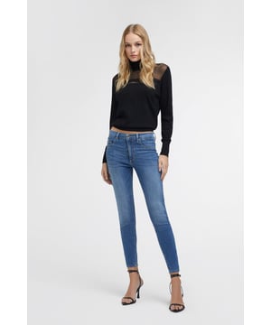 El jegging definitivo debe su éxito a la combinación perfecta de comodidad y sensualidad. El corte ajustado, realzado por una cintura alta y tejidos ligeros ultraelásticos, esculpe y realza las curvas. Los bolsillos delanteros cosidos acentúan el efecto segunda piel.
