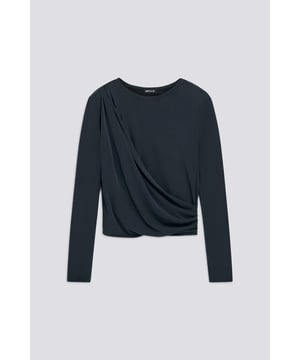 Jersey de manga larga para mujer caracterizado por un corte entallado. El drapeado a ambos lados y las costuras de color en contraste dan un toque contemporáneo a este eterno del armario femenino.   Características principales:  Jersey de cupro Corte entallado Logotipo en el escote de la espalda
