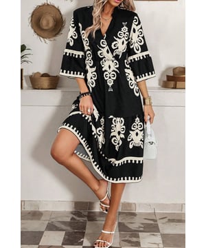 Nuestros estilos están diseñados con un atractivo look ajustado siguiendo un estándar de talla internacional. Para el mejor ajuste, sugerimos elegir una talla más de la que sueles usar. ¡Asegúrate de consultar nuestra tabla de tallas para encontrar tu combinación perfecta!  
Vestido western negro  
Impresionante estampado geométrico  
Diseño envolvente con escote en V que favorece  
Mangas 3/4  
Detalle de cintura alta para una estética elegante  
Disponible en varias tallas  
Viene con una tabla de tallas  
Material: 100% Poliéster