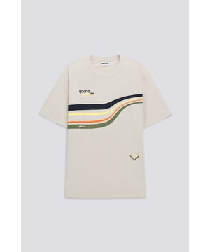 Esta camiseta de manga corta, confeccionada en punto elástico, es una reinterpretación contemporánea de las prendas de archivo más icónicas de la marca. El diseño presenta un estampado frontal que evoca el espíritu deportivo de los años 90, añadiendo un dinámico toque callejero al vestuario.  Características principales:  En punto elástico Corte recto Logotipo estampado al agua inspirado en los años 90