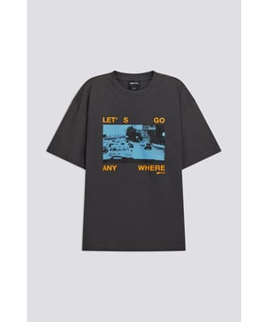 Esta camiseta de manga corta, confeccionada en suave punto de algodón, captura la esencia del estilo urbano con gráficos distintivos. El estampado al agua, realzado con detalles en relieve, crea un original efecto llamativo.  Características principales:  Jersey de algodón Corte cómodo Gráfico urbano con estampado al agua y detalles en relieve