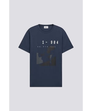Dieses kurzärmelige T-Shirt aus Stretch-Jersey ist mit einem urbanen Straßenmotiv bedruckt. Es ist perfekt für alle, die einen modernen Stil suchen, und verleiht dem täglichen Tragen einen zusätzlichen Twist.  Hauptmerkmale:  Stretch-Jersey Schmale Passform Aufdruck mit urbanem Straßenthema