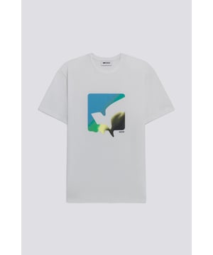 Esta camiseta de manga corta en punto elástico está adornada con un estampado multicolor de arco iris en el pecho, un símbolo icónico de la marca. Perfecta para quienes buscan un estilo colorido, esta prenda añade un toque extra a la ropa diaria.  Características principales:  Jersey elástico Corte entallado Estampado arco iris