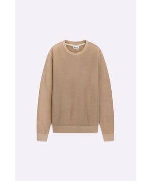 El jersey de cuello redondo para hombre, confeccionado en hilo de algodón, revela su carácter versátil al combinar practicidad y estilo, gracias a un patrón de punto de palomitas.  Características principales:  Cálido jersey de algodón de galga 5 con punto palomita Corte regular Tratamiento de lavado al ácido suave y personalizado Etiqueta con logotipo aplicada en la parte delantera inferior izquierda