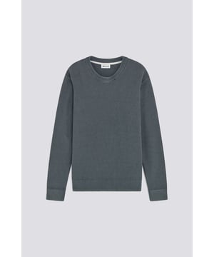 El jersey de cuello redondo para hombre, confeccionado en hilo de algodón, revela su carácter versátil al combinar practicidad y estilo, gracias a un patrón de punto de palomitas.  Características principales:  Cálido jersey de algodón de galga 5 con punto palomita Corte regular Tratamiento de lavado al ácido suave y personalizado Etiqueta con logotipo aplicada en la parte delantera inferior izquierda