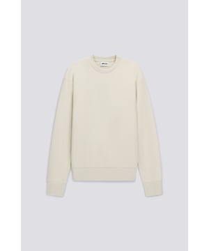 Das Sweatshirt mit Rundhalsausschnitt aus 100 % gebürsteter Baumwolle ist ein unverzichtbares Teil für jeden Kleiderschrank. Perfekt für einen lässigen, schicken Look. Kombinieren Sie es mit Skinny Jeans und Sneakers für ein trendiges Alltagsoutfit. Für einen zusätzlichen Hauch von Stil können Sie es über ein Hemd ziehen, um ein vielschichtiges Outfit zu kreieren.   Hauptmerkmale:  100% gebürstete Baumwolle Normale Passform Hochwertiges Logo auf der Brust
