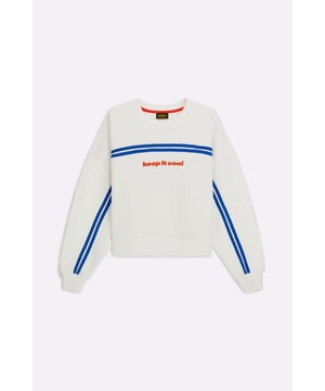 Look minimalista, detalles refinados, corte relajado y actitud deportiva. Esta sudadera es perfecta para llevar a diario sin esfuerzo con un toque urbano.   Características principales:  Sudadera diagonal cepillada   Corte cómodo   Cuello redondo   Bandas de color en contraste en la parte delantera y las mangas   Bordado en el pecho y estampado en la espalda