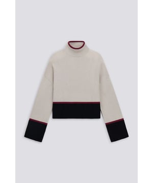 Rollkragenpullover aus glattem Strick, der sich durch ultracoole Details wie den kontrastierenden Kragen und Saum auszeichnet. Ein zeitloses Stück, das Komfort und Vielseitigkeit vereint.   Hauptmerkmale:  Wollmischung Bequeme Passform Metallische Logoplakette am Saum