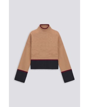 Jersey de cuello alto en punto liso caracterizado por detalles ultramodernos como el cuello y el dobladillo en contraste. Una pieza atemporal que combina comodidad y versatilidad.   Características principales:  Mezcla de lana Corte cómodo Placa metálica con logotipo en el dobladillo