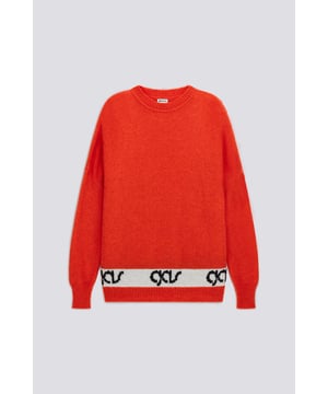 Imprescindible en el armario de invierno. Este jersey oversize destaca por su vibrante color y la exclusiva banda en contraste con el logotipo. Llévalo con pantalones slim para un look atrevido y fuerte.  Características principales:  Mezcla de mohair Corte oversize Banda en contraste con logotipo