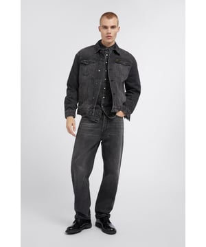 Chaqueta de camionero de corte relajado inspirada en los años 90 con hombros ligeramente caídos y lazada central en la espalda. Un clásico siempre a la moda con un toque urbano.