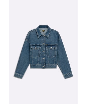 Una chaqueta con sabor a herencia que reinterpreta contemporáneamente el icónico modelo de archivo Forty. Se completa con un ajuste relajado, hombros caídos y un corte hasta la cintura.