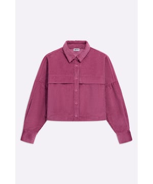 La camisa para usar en lugar de una chaqueta. Cálida, cómoda y a la última, esta sobrecamisa de pana se caracteriza por su corte oversize y sus prácticos bolsillos de fatiga en la parte delantera. Combina con una camiseta básica y unos vaqueros para un look chic sencillo, o con unos pantalones sastre para un mix and match con un toque urbano.   Características principales:  Pana Corte extragrande Bolsillos de fatiga