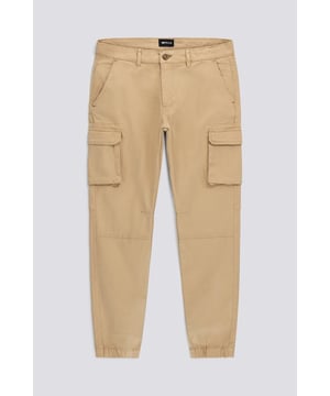 Practicidad, versatilidad y estilo definen a los superventas Bob Gym, unos pantalones cargo con un toque deportivo aportado por los puños elásticos. Funcionales y atrevidos, los bolsillos utilitarios a lo largo de la pernera realzan su aire casual urbano.  Características principales:  Confeccionado en algodón dobby tricotado Corte ajustado Cierre de botón y cremallera Grandes bolsillos laterales Aplicación de logotipo sobre el bolsillo trasero