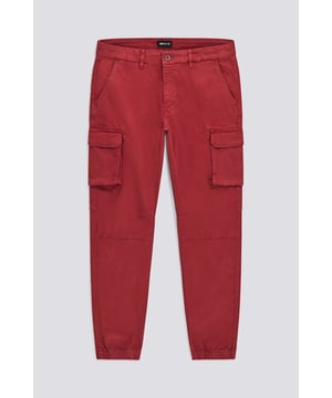 Practicidad, versatilidad y estilo definen a los superventas Bob Gym, unos pantalones cargo con un toque deportivo aportado por los puños elásticos. Funcionales y atrevidos, los bolsillos utilitarios a lo largo de la pernera realzan su aire casual urbano.  Características principales:  Confeccionado en algodón dobby tricotado Corte ajustado Cierre de botón y cremallera Grandes bolsillos laterales Aplicación de logotipo sobre el bolsillo trasero