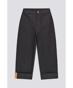 Perfekt, um unzählige Looks zu kreieren, von geschäftlichen Anlässen bis hin zu eleganten Abenden. Die Hose mit geradem Bein ist ein vielseitiges Freizeitteil, das in keinem Kleiderschrank fehlen darf.   Hauptmerkmale:  Gabardine aus Stretch-Baumwolle Übergroße Passform Müdigkeitstaschen Kontrastfarbiges Band an der Beininnenseite