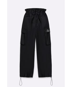 Los pantalones cargo con cordón de ajuste en la cintura y el tobillo se caracterizan por sus maxi bolsillos y un corte suave. Un básico versátil que también puede combinarse con sandalias altas y un crop top.  Características principales: Mezcla de lana Corte oversize Bolsillos laterales Dobladillo y cintura ajustables con cordón elástico