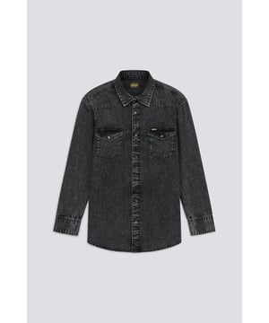Una reinterpretación de la clásica camisa vaquera con un corte regular. El cuello francés, el bolsillo de parche en el pecho y el lavado resaltan su aspecto refinado y minimalista.