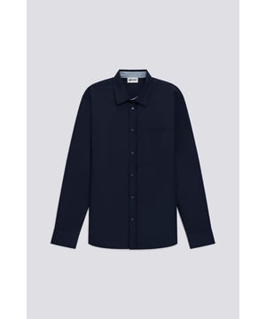Esta camisa Oxford de algodón presenta un elegante cuello francés y un práctico bolsillo. Perfecta tanto para la oficina como para el tiempo libre, esta camisa ofrece infinitas posibilidades de estilo, convirtiéndose en la protagonista de looks versátiles y sofisticados.  Características principales:  Algodón Oxford Corte regular Cierre de botones Bolsillo lateral Aplicación de logotipo en el dobladillo
