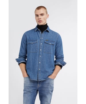 Camisa vaquera de estilo urbano y corte recto inspirada en los años 90. Equipada con amplios bolsillos funcionales y un distintivo lazo en la espalda, esta camisa combina practicidad y tendencia en un imprescindible atemporal para cualquier armario.