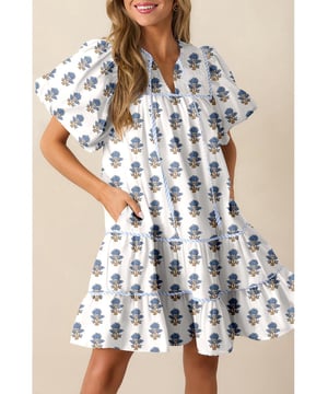 Vestido mini floral azul cielo  
Mangas abullonadas para un ajuste favorecedor  
Cuello atado con detalles a rayas  
Construcción con volantes en capas  
Diseño con bolsillos para mayor comodidad  
Material: 100% Poliéster